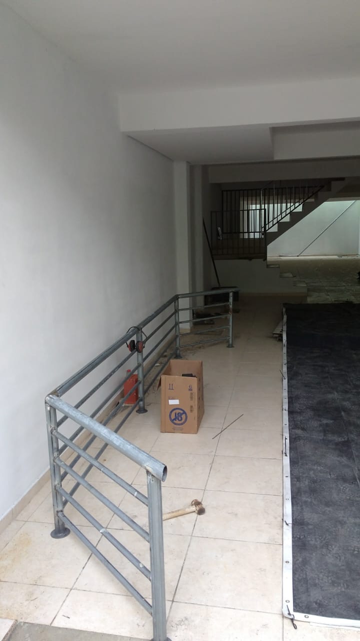 Guarda-corpo metálico em corredor de prédio