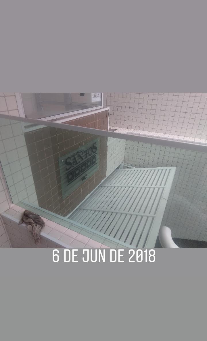 Espelho e placa de identificação em vidro