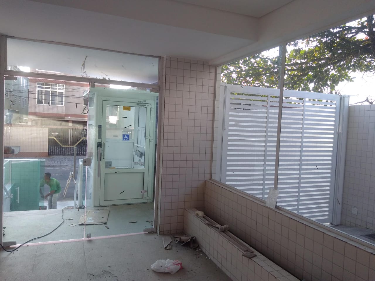 Instalação de porta e painéis de vidro em hall
